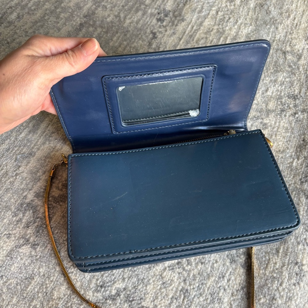 CHARLES & KEITHBasic Front-Flap Clutch
Pre-Owned - Picture 8 of 10